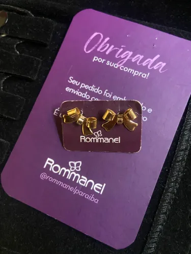 brincos dourados em formato de laço da Rommanel.