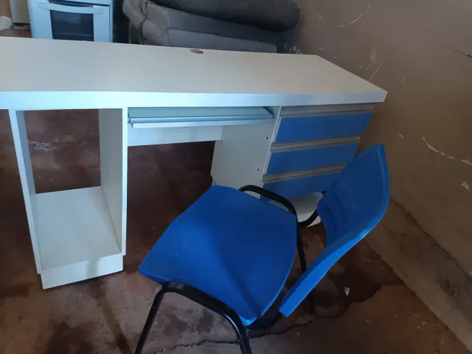 Mesa de escritório com cadeira