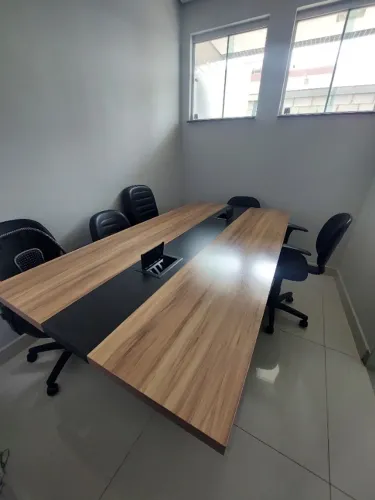 Mesa de reunião corporativa amadeirada com tomadas - sem cadeiras