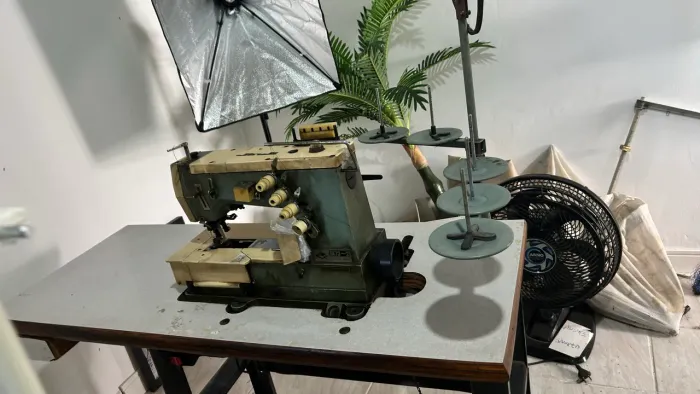 Máquina de costura industrial galoneira funcionando 