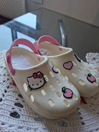 Sandália Crocs Hello Kitty