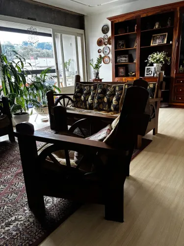 Conjunto de sofás de madeira embuia 