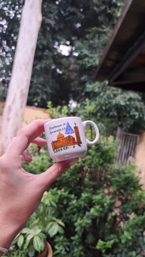 Xícara de café em porcelana de Nossa Senhora Aparecida.