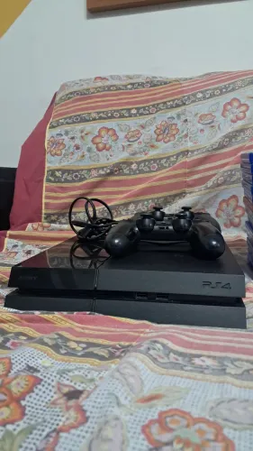 PS4 + 2 controles + 13 jogos em CD