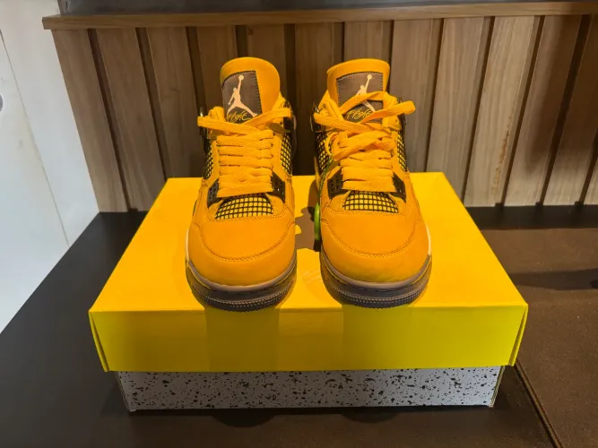 Tênis Nike Air Jordan 4 ?Lightning?