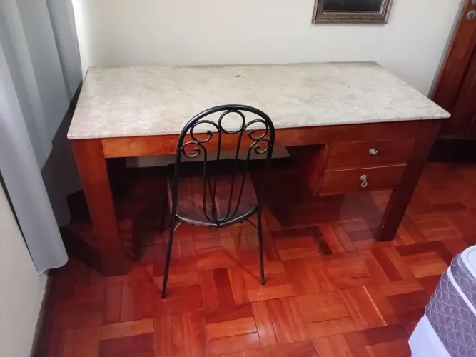 Mesa madeira maciça tampo de mármore 