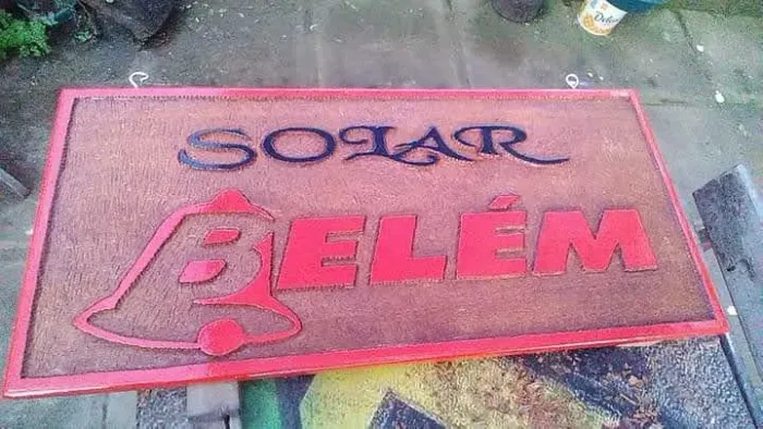 Placas Entalhadas em Madeira Maciça 