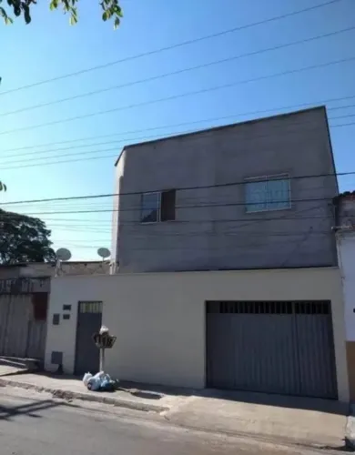 Aluga-se casa com garagem (leia o anúncio)