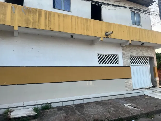 CASA AMPLA COM KITNETS 