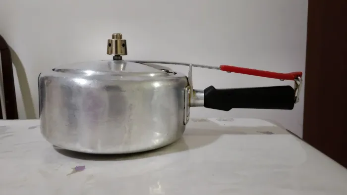 Panela de pressão 2,5 l marca clock funciona.