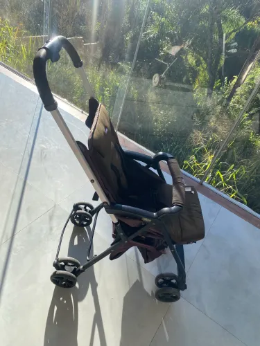 Carrinho de bebê passeio