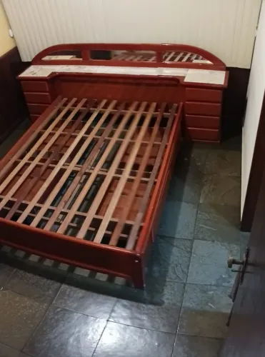 Cama de casal com cabeceira espelhada e gavetas embutidas 