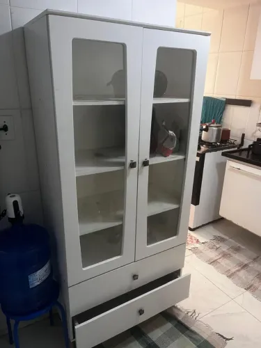 cristaleira ou armário vitrine.