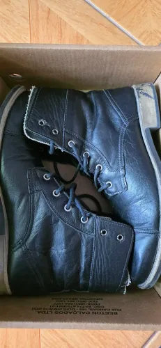 Bota em couro cano alto pouco usada 40