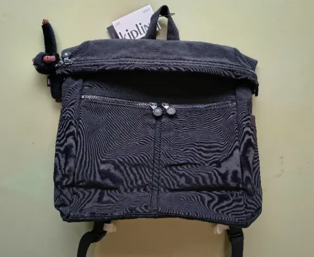 Mochila Kipling preta super charmosa