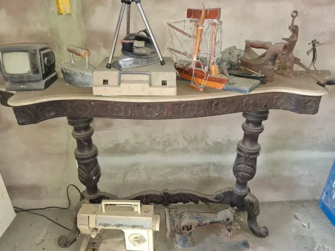 Vendo mesa antiga de canto aparador.