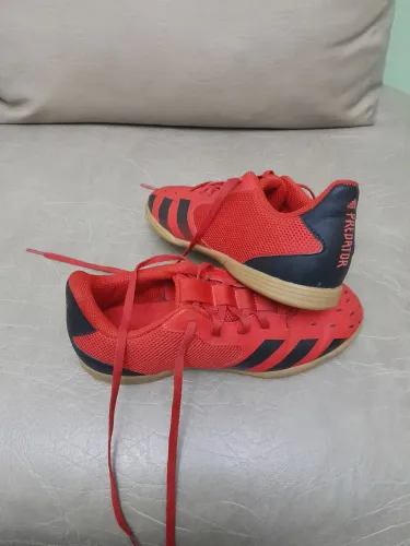 Chuteira Adidas Predator número 35 novinha.