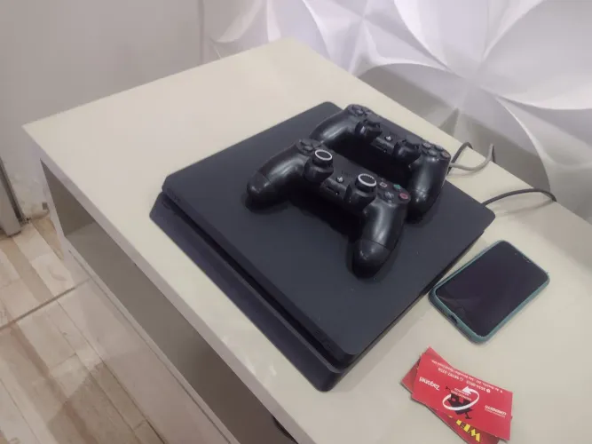 Ps4 slim de 1 terá com 2 controles