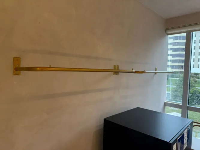 Arara de roupas na cor dourada. 3 unidades de 1m e 1 unidade de 1,20m, perfeito estado.