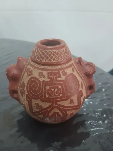 Arte Marajoara - pote de barro, assinado R. Cardoso - med. 12 x 20 cm.<br><br><br>