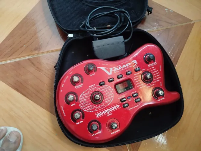 Pedaleira semi nova - V Amp 3 Behringer