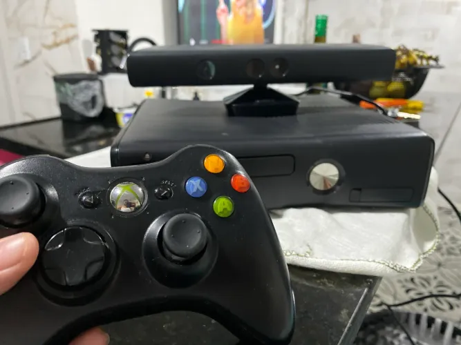 Vende-se um xbox360, com um controle sem fio, com kinect, com mais de 50 jogos.