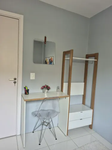 Vendo closet com 1 prateleira 2 gavetas e 1 cabine na cor Branco Amêndoa