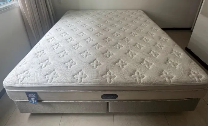 Cama Box e colchão Simmons king size Titanium