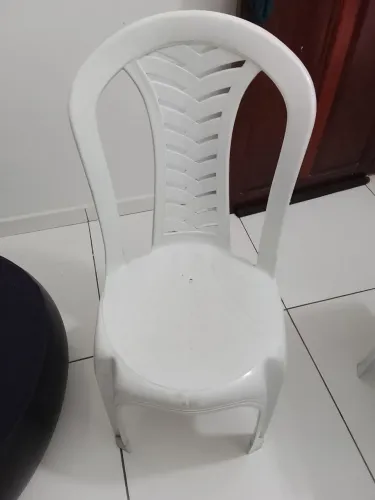 Cadeira de plástico branca