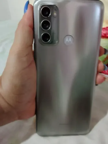Vendo um celular moto g60 sem avaria sem trinco nenhum pegando tudo com nota fiscal