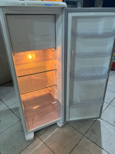 Geladeira Eletrolux muito bem conservada frostfree