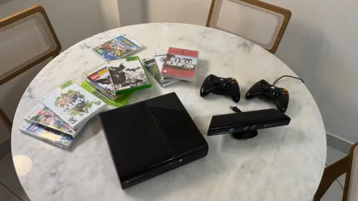 Xbox 360 500GB Desbloqueado LTU 3.0 + 2 Controles + Kinect + Jogos