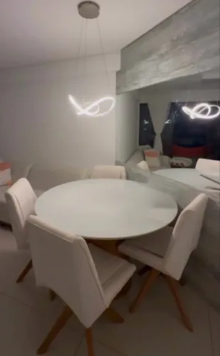 Mesa de Jantar Redonda + 4 Cadeiras Poltronas em Linho - Sofistikasa