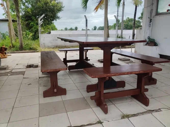 Mesa de churrasco de madeira pura com capacidade 12 lugares