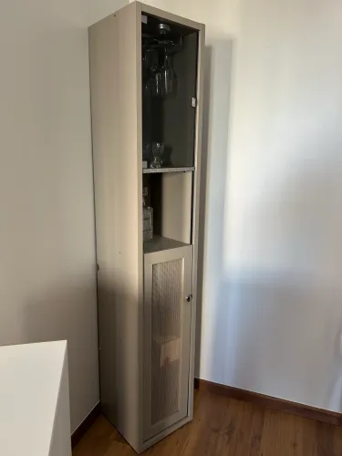 Cristaleira ou estante vertical