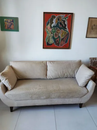 Sofá living 3 lugares revestimento bege em suede