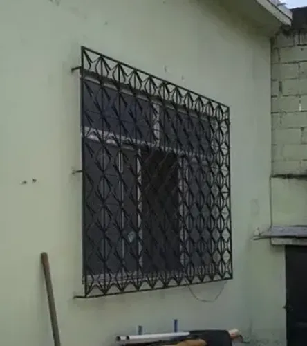 Janela de alumínio usada