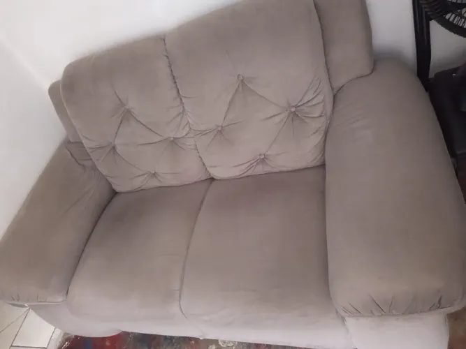 Sofá de 2 lugares semi novo tecido aveludado 