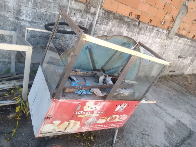 Vendo carrinho pra vender pipoca ? cachorro quente é etc