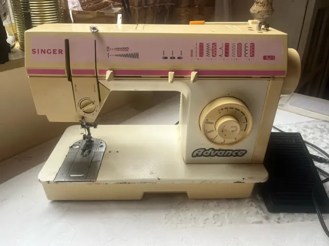 Máquina de costura Advance