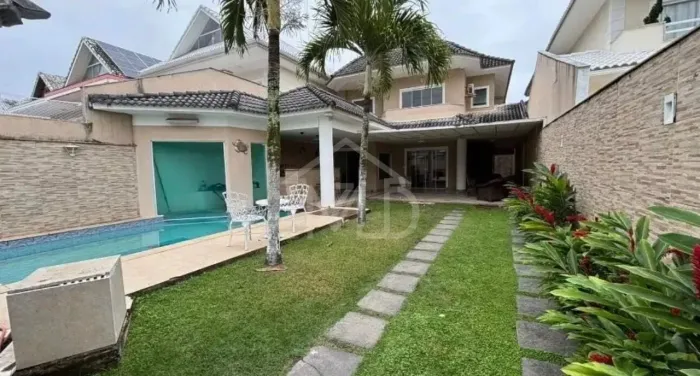 Oportunidade! 4 suites, piscina, 290m, condomínio Recreio dos Bandeirantes