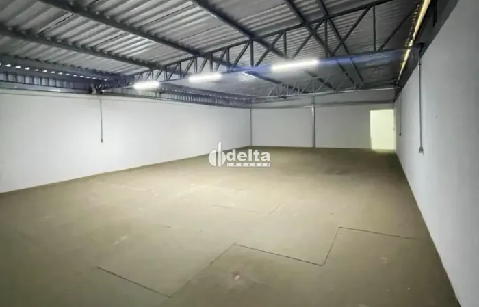 Prédio disponível para locação no bairro Laranjeiras em Uberlândia-MG.