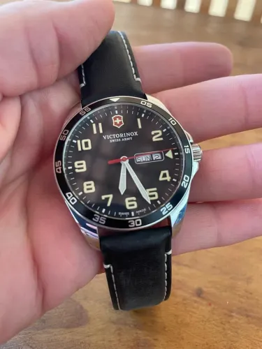 Relógio Victorinox Fieldforce Suíço com pulseira de couro.
