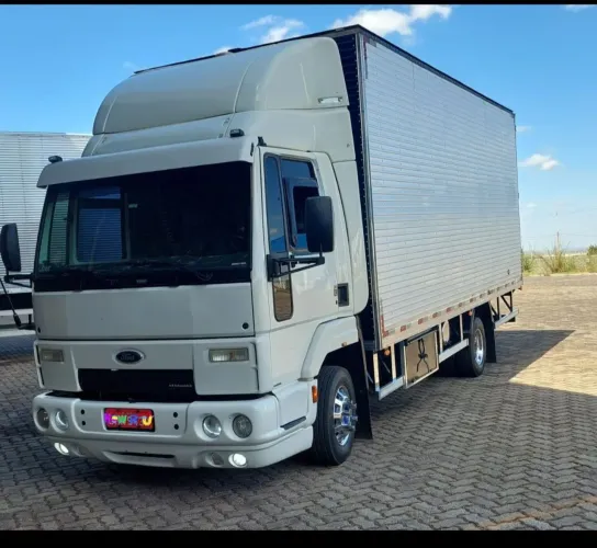 Ford cargo 815e 2010