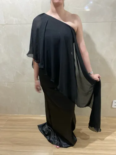Vestido preto de festa