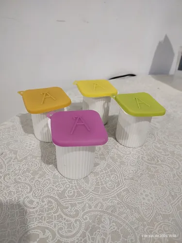 Potes de porcelana branca e tampa de silicone 4 unidades 