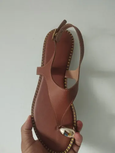 Sandália Feminina Rasteira Caramelo - Elegância e Conforto