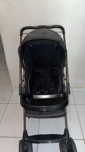 Carrinho de bebê e bebê conforto 