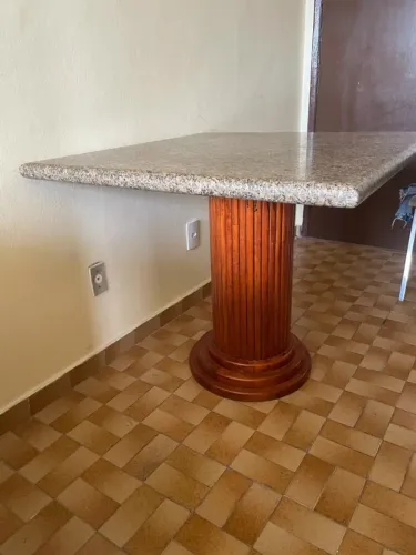 Mesa pequena com tampo de granito