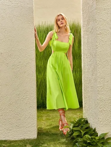 Vestido verde-limão com recortes e laços